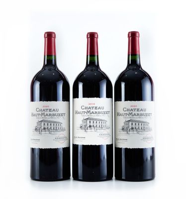 trois bouteilles de vin posées sur une table