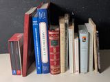 plusieurs livres posés ensemble sur une étagère