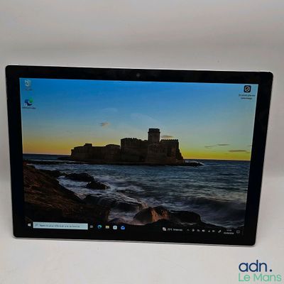 un ordinateur portable sur l'écran duquel apparaît l'image d'un château