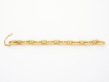 un bracelet en or surmonté d'une chaîne