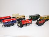 plusieurs petits trains sont alignés sur une surface blanche