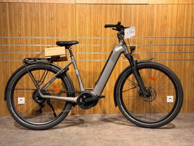 un vélo garé à côté d'un mur en bois