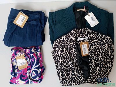 trois vêtements posés les uns à côté des autres sur une table