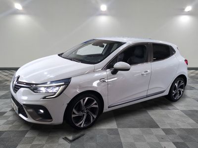une voiture blanche est garée dans une pièce au sol à carreaux