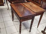 des tables et des chaises dans une pièce au sol carrelé de blanc et dotée d'armoires en bois
