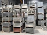 un grand nombre de rayonnages métalliques dans un entrepôt