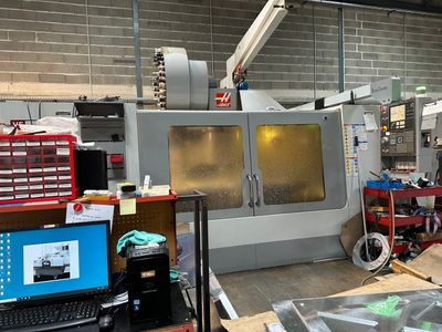 une machine placée au milieu d'une pièce