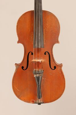 un vieux violon avec un archet accroché à son dos