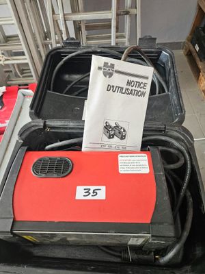 une photo d'une valise rouge et noire sur laquelle est apposée une étiquette