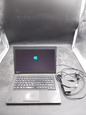 un ordinateur portable posé sur une table