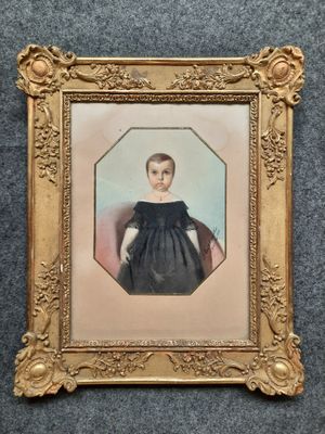 une vieille photo d'une petite fille en robe noire
