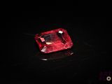 gros plan d'un diamant rouge sur une surface noire