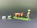 figurine représentant un homme avec un lion et un chien