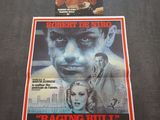 L'affiche du film « Raging Bull » est posée sur une table.