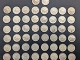 une collection de pièces d'argent sur un fond noir