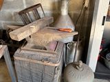 un tas de vieux objets entassés dans un garage