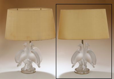 deux lampes placées l'une à côté de l'autre sur une table