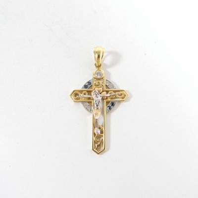 un pendentif en forme de croix en or, orné d'une croix en diamant