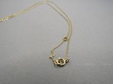 un collier en or orné d'un croissant et d'une étoile