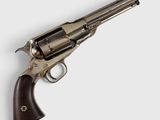 un vieux revolver avec un manche en bois sur fond blanc