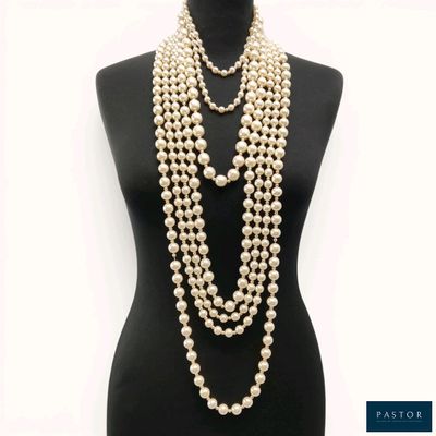 un gros plan sur un mannequin portant un collier orné de perles