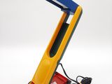 lampe de bureau jaune, bleue et rouge sur fond blanc