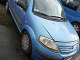 une petite voiture bleue garée dans un parking