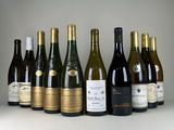 plusieurs bouteilles de vin sont alignées sur une table
