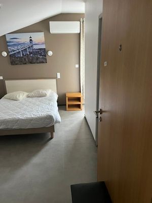 Contenu Chambre 8 (Lit+2 Chevets+Meuble+Ecran Plat)