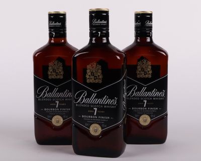 trois bouteilles de rhum Ballantini sur fond blanc