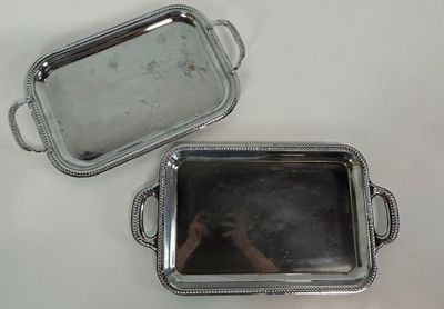 deux plateaux en argent posés sur une table blanche