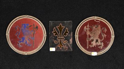 Trois types de badges différents sont présentés sur un fond noir