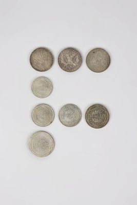 Plusieurs pièces différentes sont disposées en rangée sur une surface blanche