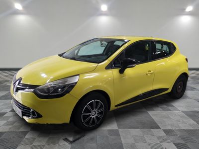 une voiture jaune garée dans un garage au sol en damier