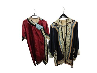 Lot composé de deux robes de cour.