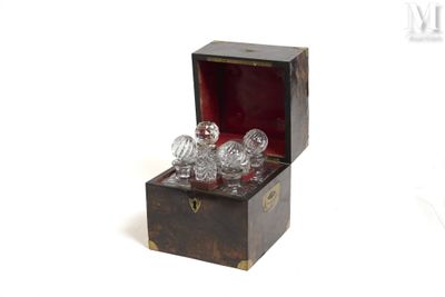 une petite boîte contenant trois verres en cristal