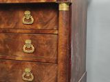 une petite commode en bois avec un plateau en marbre