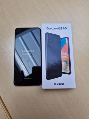 une boîte de Samsung Galaxy A5s et une boîte de Samsung Galaxy A5s