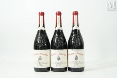 trois bouteilles de vin posées sur une table blanche
