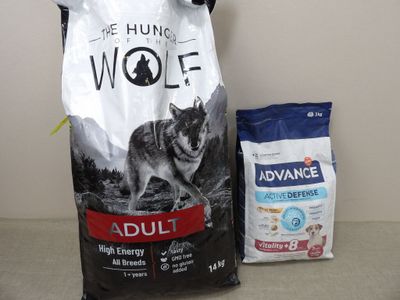 un sac de croquettes à côté d'un autre sac de croquettes