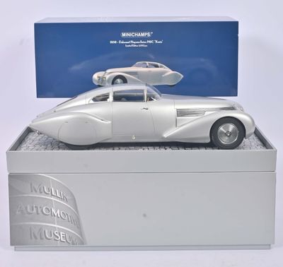 une photo d'une maquette de voiture argentée dans une boîte