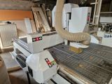 une machine qui découpe un morceau de bois dans une usine