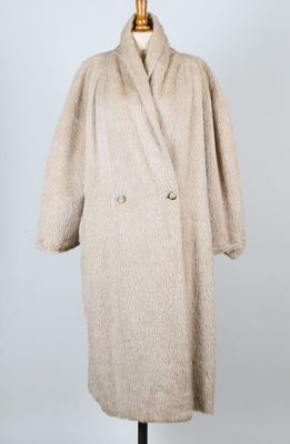 une photo d'un manteau beige sur un présentoir pour mannequin