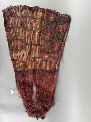 un gros plan d'un morceau de tissu posé sur une surface blanche