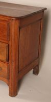 Commode rectangulaire, en bois noyer mouluré ouvrant par qua… (photo 5)