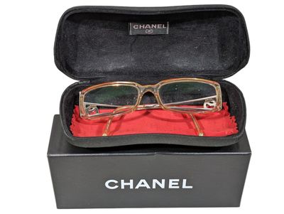 un étui noir contenant une paire de lunettes