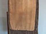 une chaise en bois recouverte d'un tissu marron
