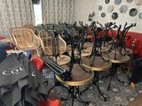 de nombreuses chaises et tables dans une pièce où se trouve un canapé rouge