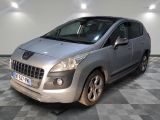 la photo d'une voiture argentée garée dans un garage