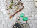 beaucoup d'objets par terre à côté d'un immeuble